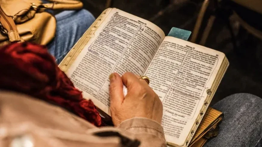 Benefits of Reading Religious Books: जीवन में शांति, ज्ञान और सकारात्मक बदलाव